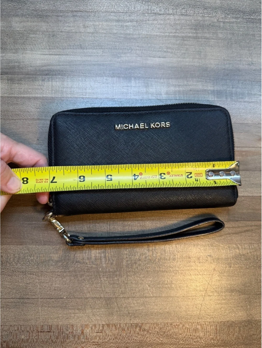 Michael Kors Black Saffiano Leather Zip Around Wallet Wristlet (Cp2/hbp)